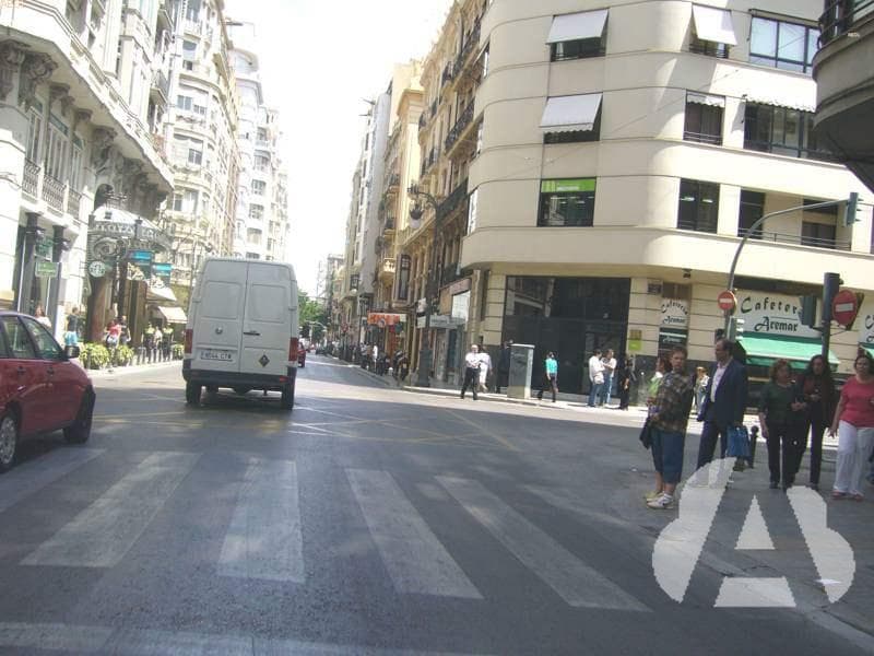 En un paso de peatones, ¿hay que hacer señales a los peatones para que crucen…