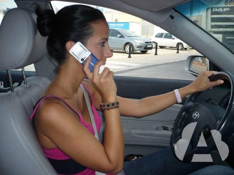 Durante la conducción de un turismo, ¿está permitido utilizar un teléfono móvil…