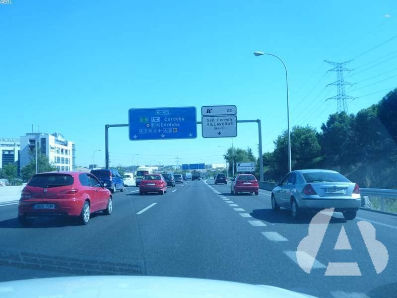 En defecto de señalización, ¿cuál es la velocidad máxima que no deberá rebasar…