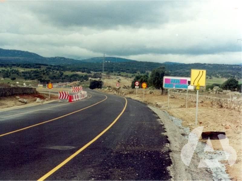 Por obras en la calzada se ha abierto un carril en sentido contrario al normal.…