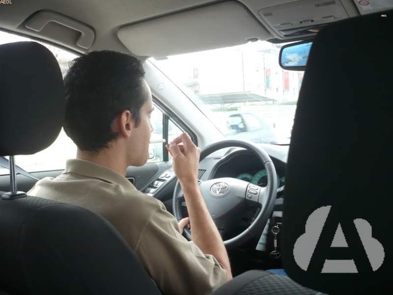 ¿Es aconsejable fumar mientras se está conduciendo?