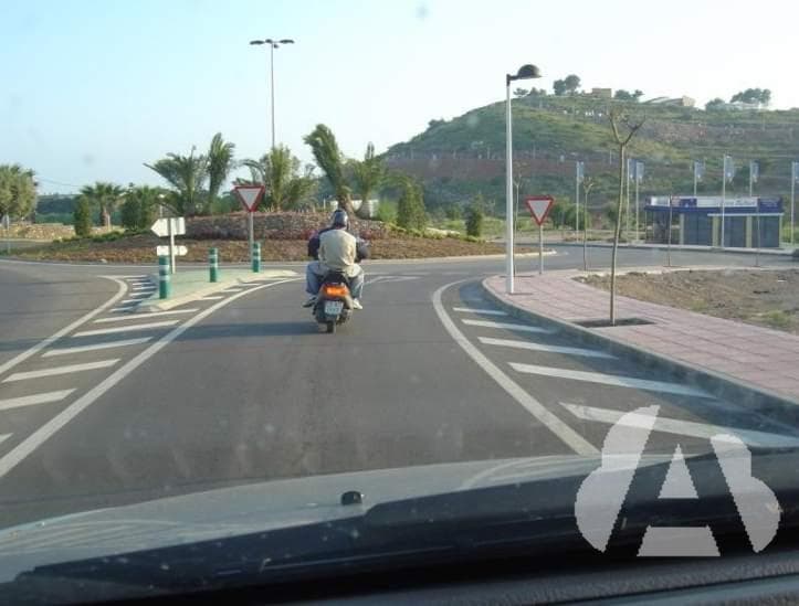 Una motocicleta que equipa dos espejos retrovisores obligatorios, se entiende…